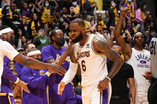 博鱼-【观察】詹姆斯有多伟大 韦少哈登就有多拉胯