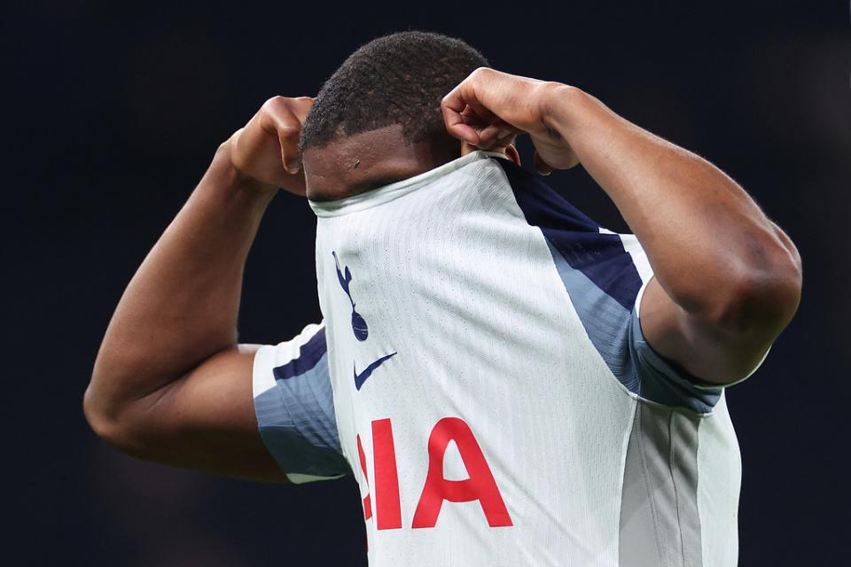 博鱼-1-3！十人热刺5连败+11轮不胜，距降级区仅1分，球迷失望半场退场